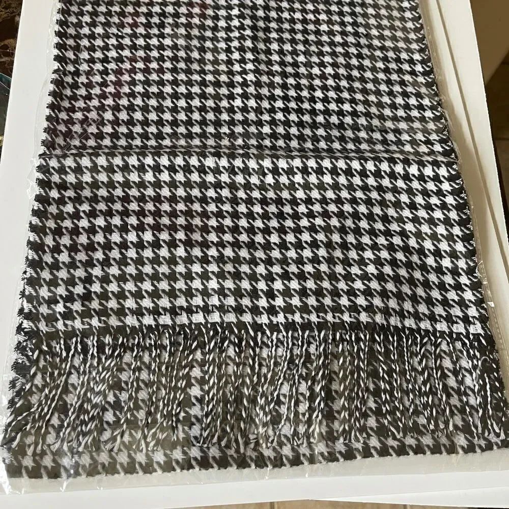 CLASSY HOUNDSTOOTH Scarf!  - Picture 6 of 7